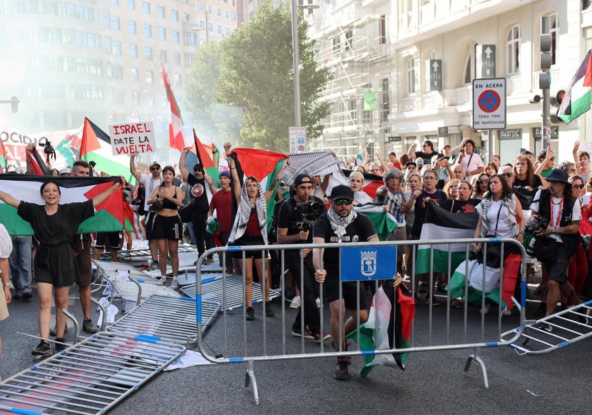 Imagen principal - Spain's La Vuelta cycle race descends into chaos as pro-Palestinian protesters stop it reaching the finishing line